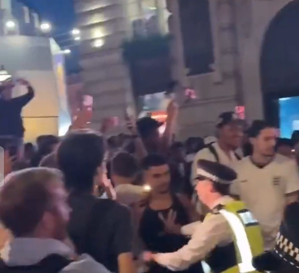 Londonda Argentinanın azarkeşini ingilislərin əlindən polis xilas etdi – FOTO