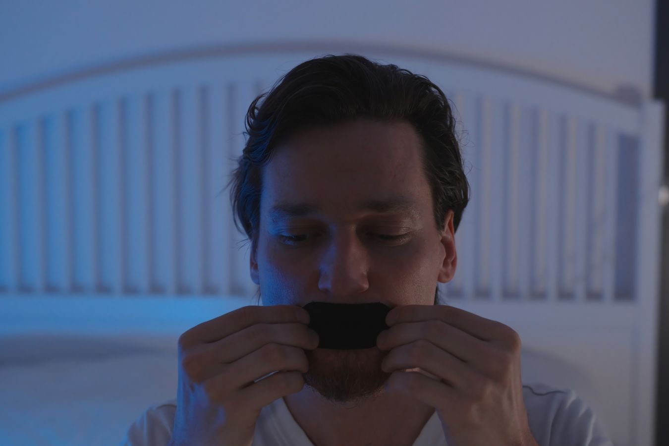 Чем опасно заклеивание рта на время сна