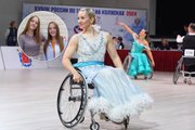 Как в России сёстры-близнецы шьют форму для танцоров и спортсменов на инвалидных колясках