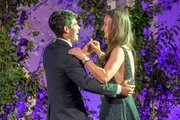 Алькарас неловко станцевал на балу с чемпионкой Уимблдона. Зато возродил давнюю традицию