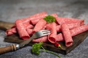 Какая колбаса полезнее и как правильно её выбирать. 4 совета от врача и шеф-повара