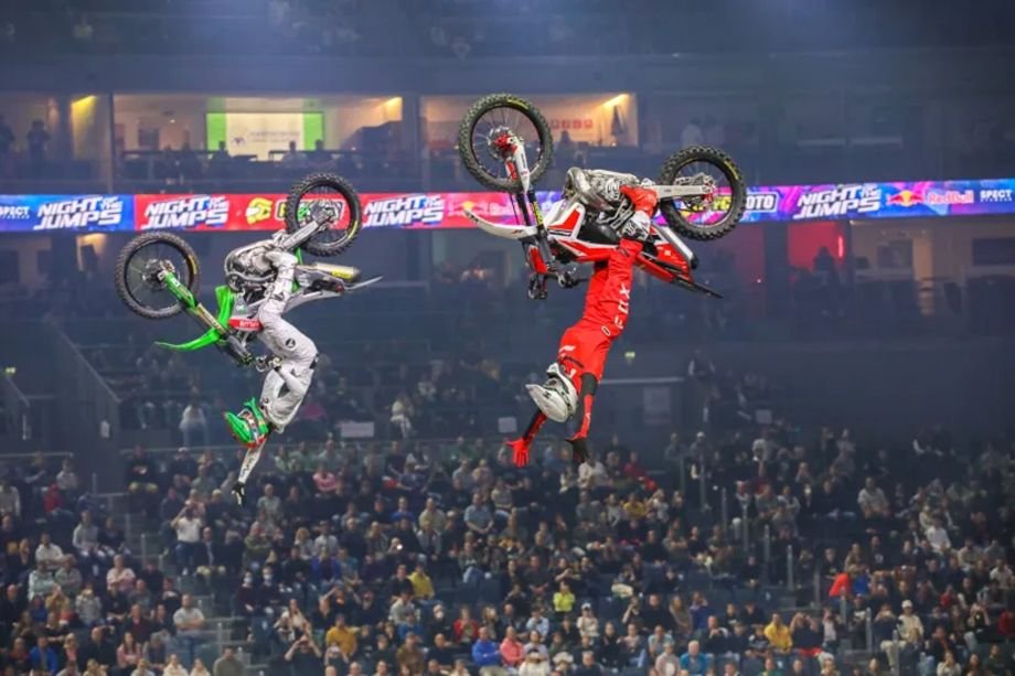Double Grab Backflip от Лео Фини