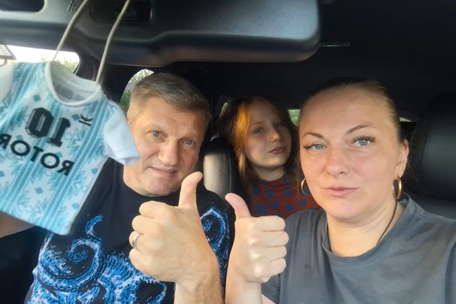Валерий Есипов с женой и дочерью в машине