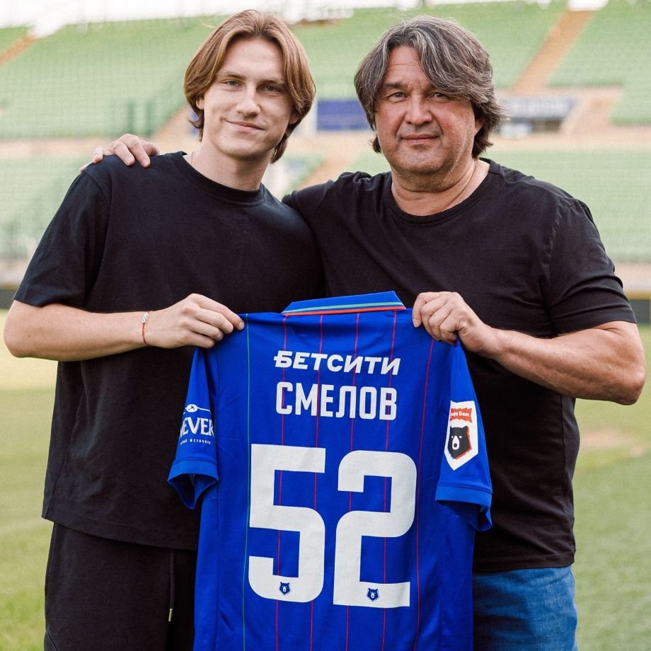 Егор Смелов (слева)