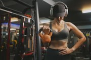 10 лучших силовых упражнений для девушек, которые можно выполнять дома и в зале