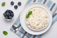 Кому нельзя есть творог