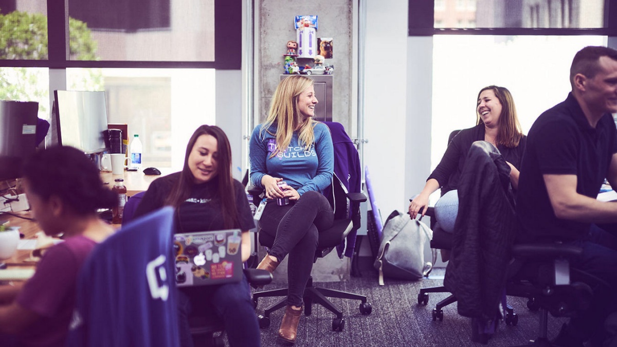 sotrudniki twitch pozhalovalis na