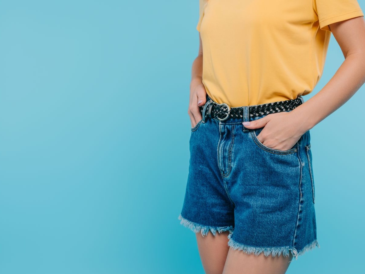Почему джинсовые шорты одевают летом?