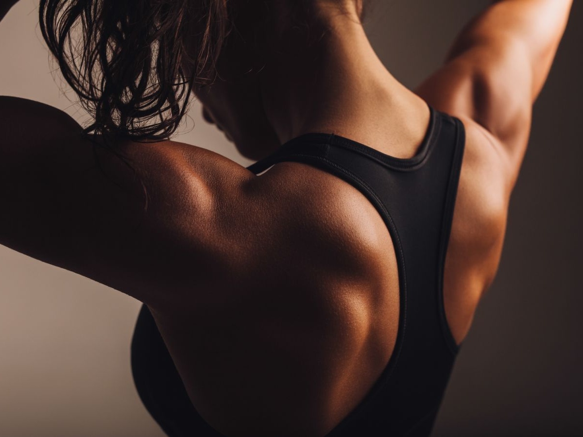 Силовая тренировка на спину для девушек: 10 упражнений + готовый план