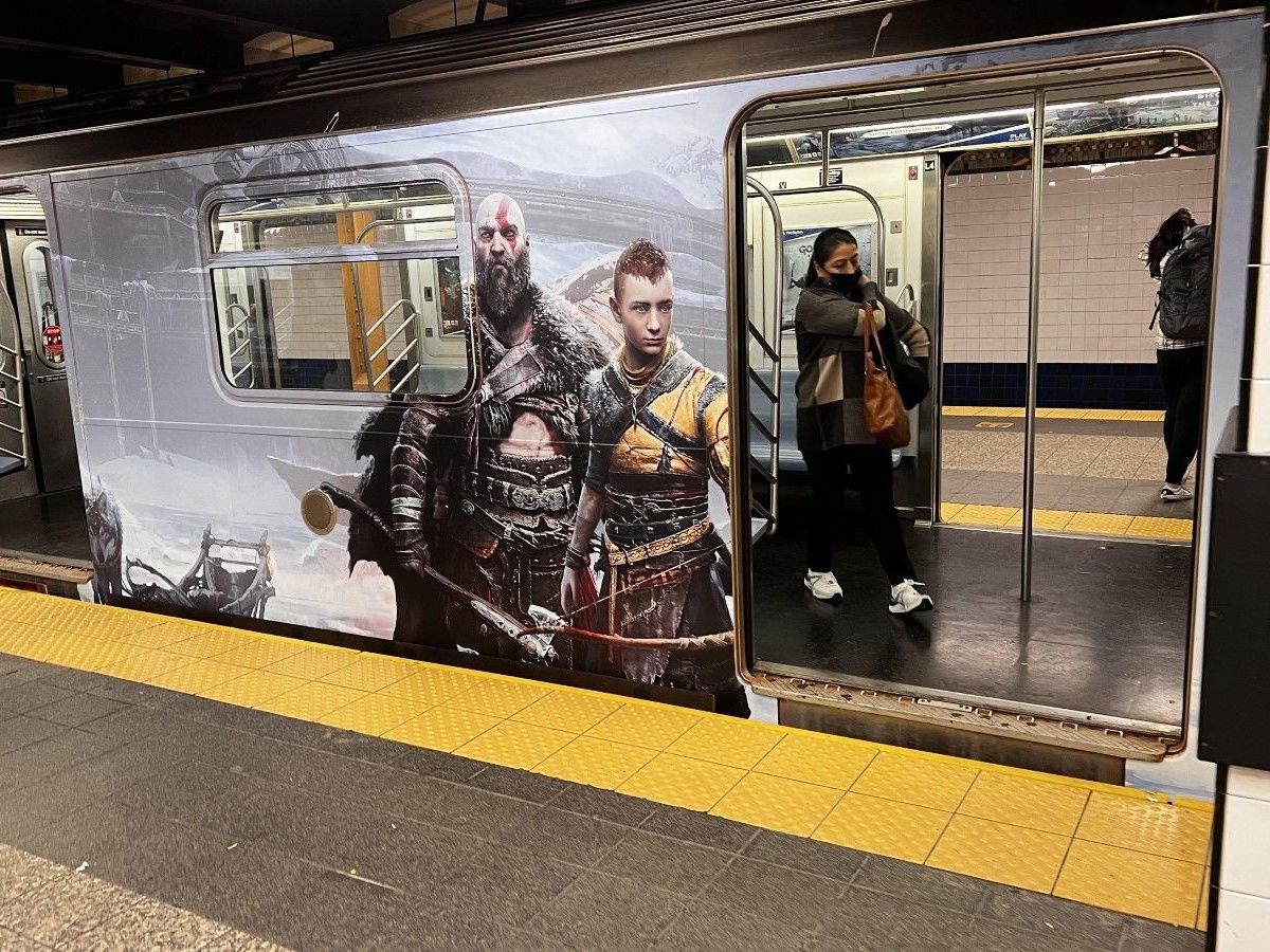 Фото: красочная реклама God of War Ragnarok в метро - Чемпионат