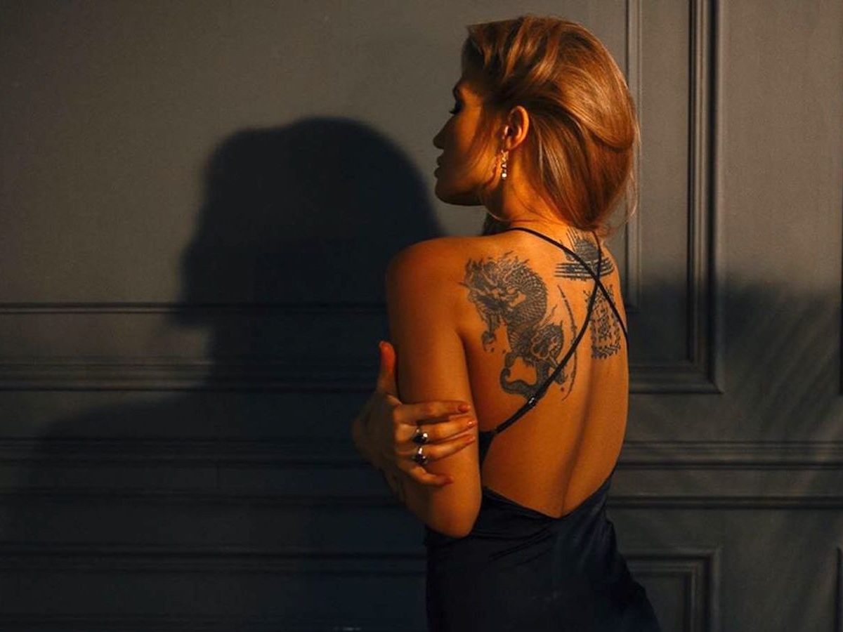 Девушка с татуировкой какой-то штуки: «Твиттер» обсуждает загадочный знак