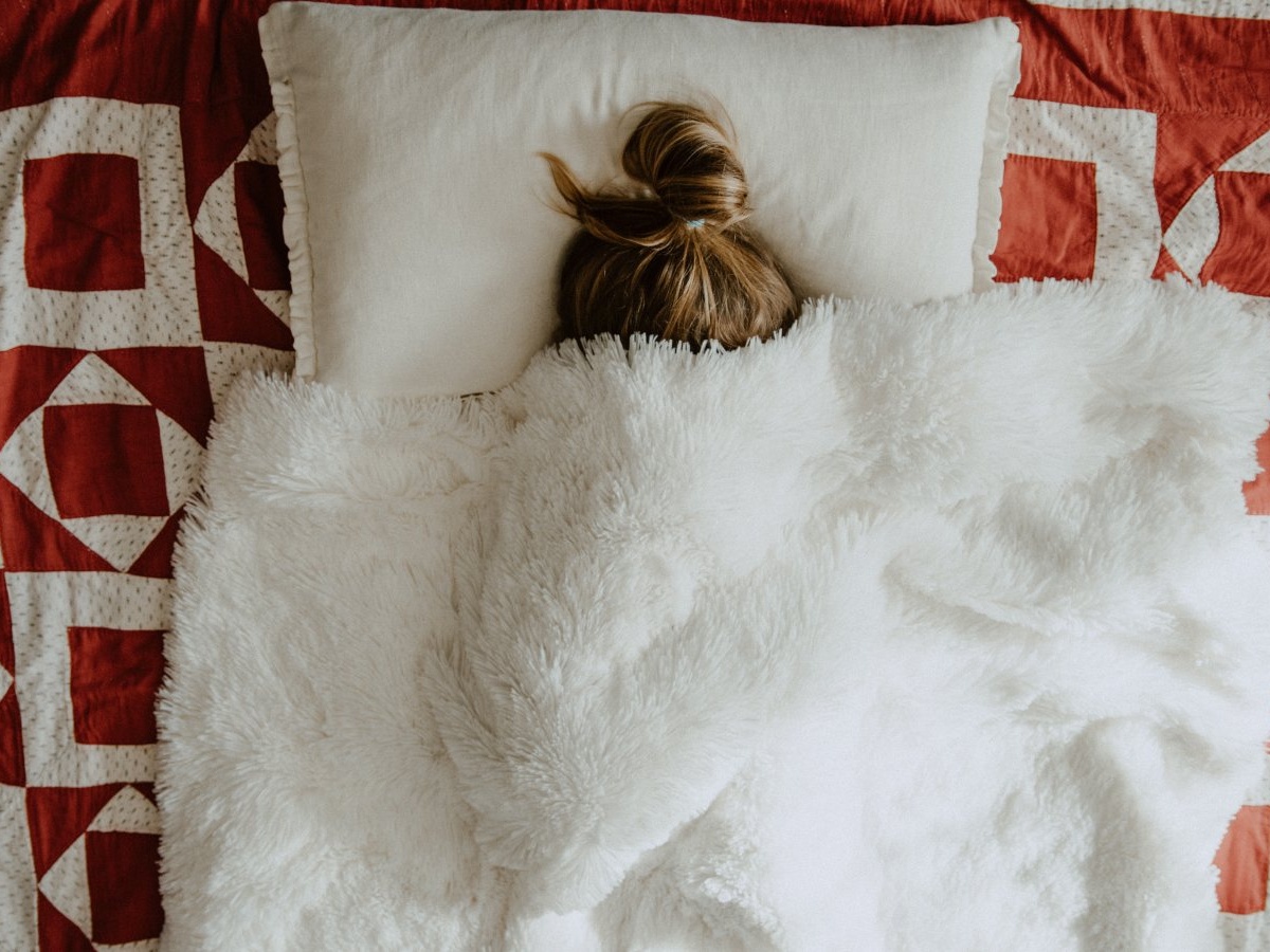 Фото: Лариса Куклина спит на кровати в форме и с винтовкой