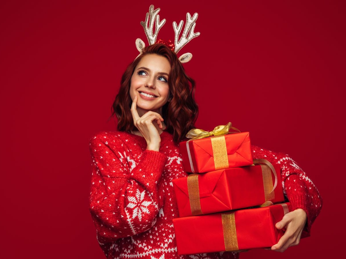 Фотосессия у елки. Новый год любовь. Подарок супруге на новый год 2023. Кольцо в коробочке. Подарок жене на новый год 2021.