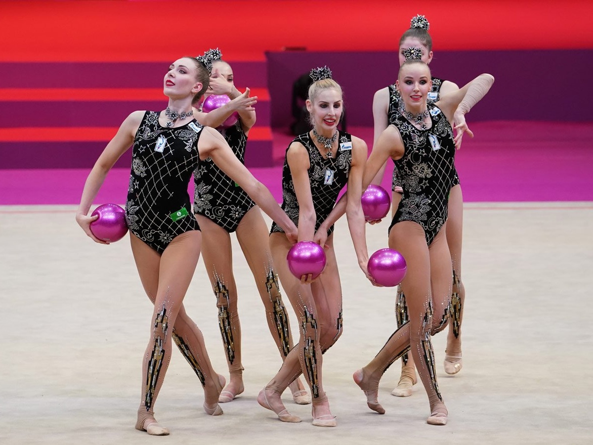 Сборная России выиграла золото в групповых упражнениях с пятью мячами на  чемпионате мира - Чемпионат
