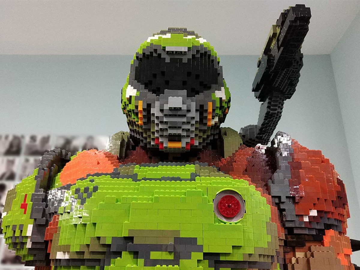 Героя DOOM воссоздали из LEGO в натуральную величину - Чемпионат