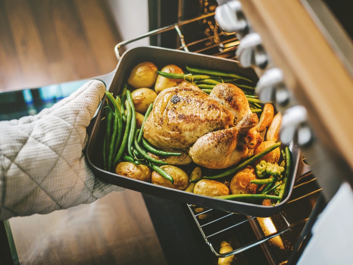 Жареная курица на сковороде — с корочкой и чесноком