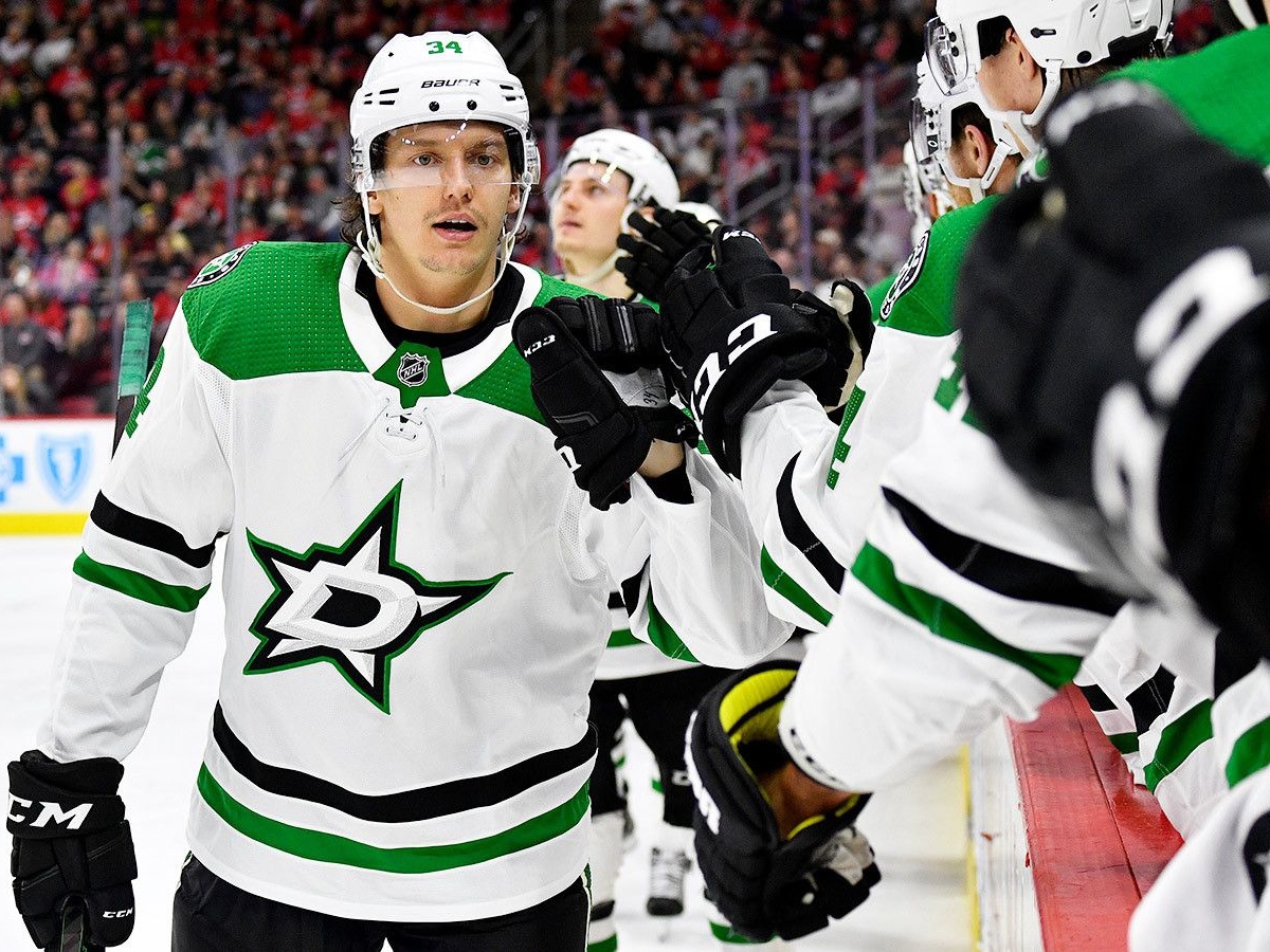 Денис Гурьянов набрал третье очко в сезоне НХЛ и помог «Далласу» победить  «Эдмонтон» - Чемпионат