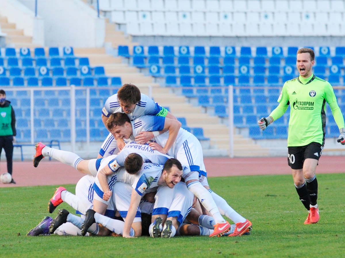 Футболист «Волгаря» на 89-й минуте забил победный гол ударом со своей  половины поля - Чемпионат