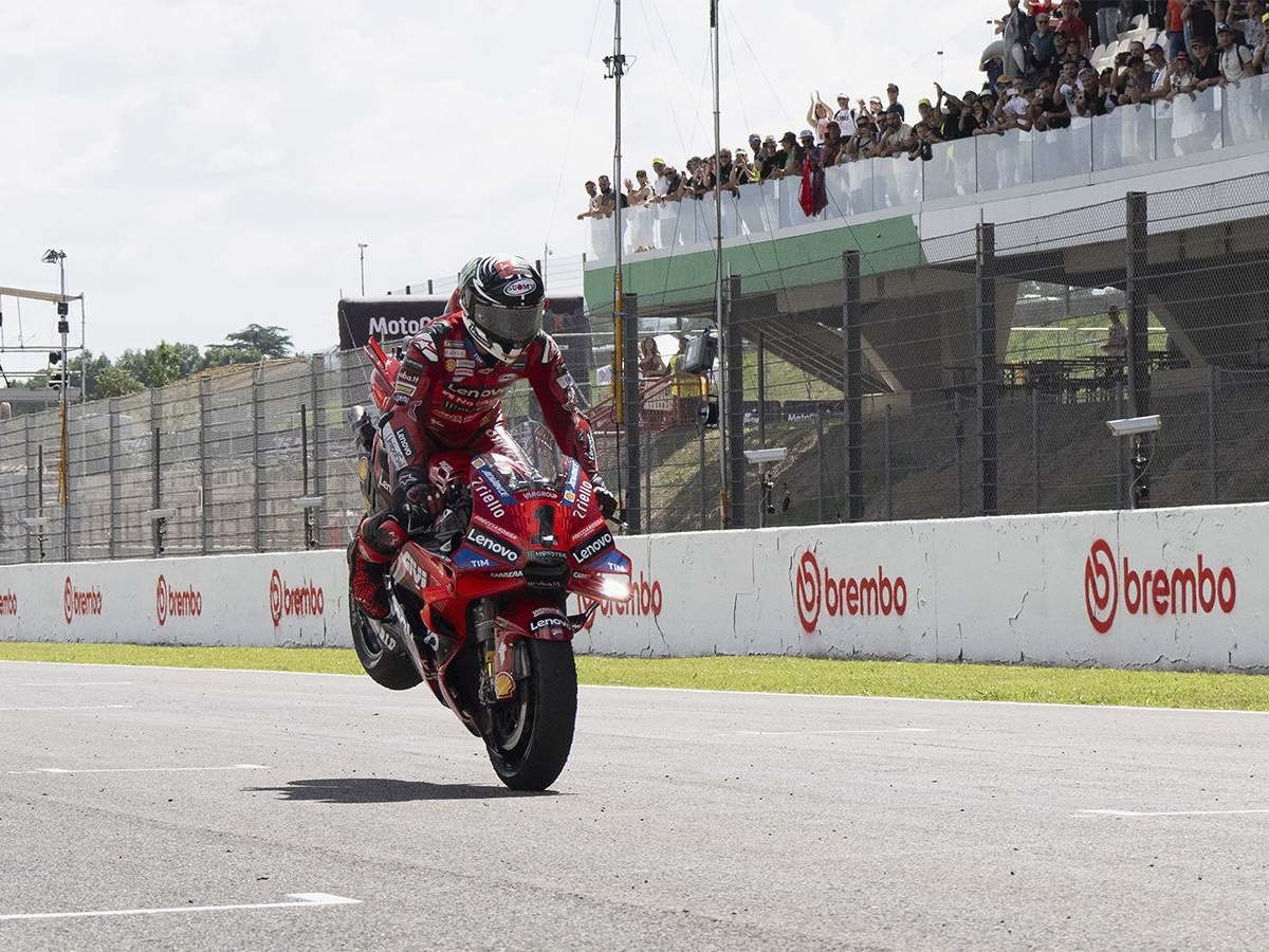 Баньяя выиграл гонку MotoGP в Италии, Бастьянини прорвался на 2-е место на  последнем круге