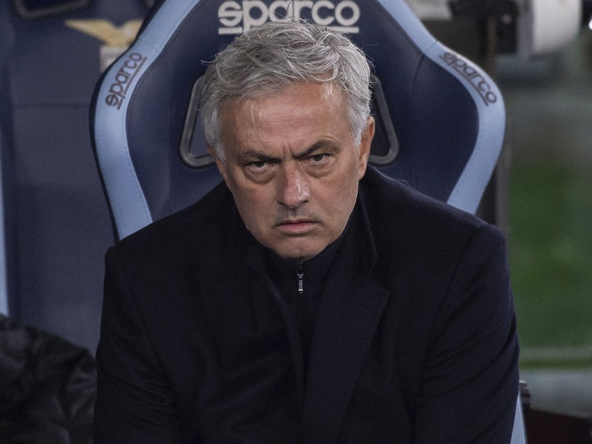 mourinyu-bezzhalostno-vykinuli-iz-romy_17054051801268308092.jpg