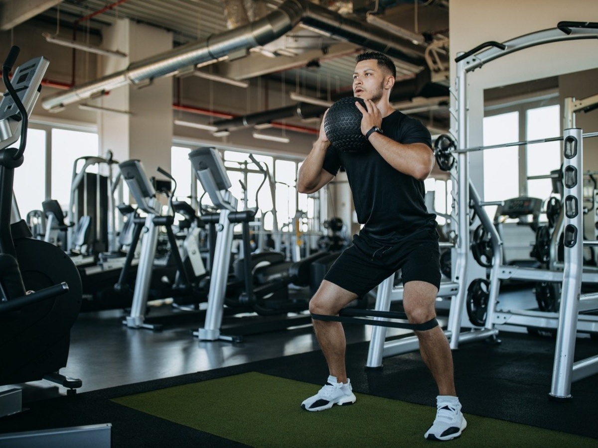 Тренировка ног и плеч для мужчин в тренажёрном зале — программа тренировок на мышцы ног и плеч - Чемпионат