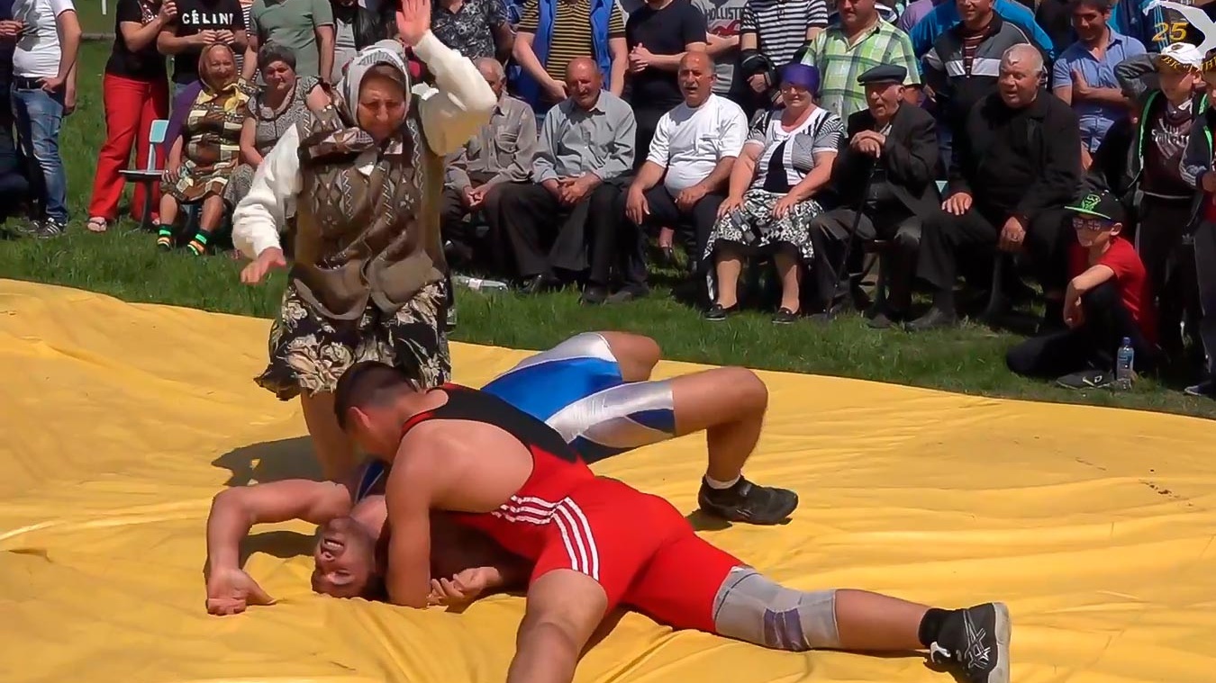 Бабушка заступилась за внука-борца и побила соперника — видео - Чемпионат