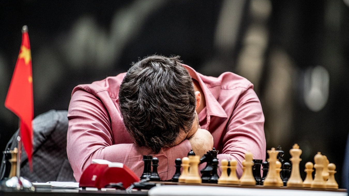 Матч за звание чемпиона мира по шахматам 2023, Ян Непомнящий проиграл Дин  Лижэню в 4-й партии, 13 апреля 2023 - Чемпионат