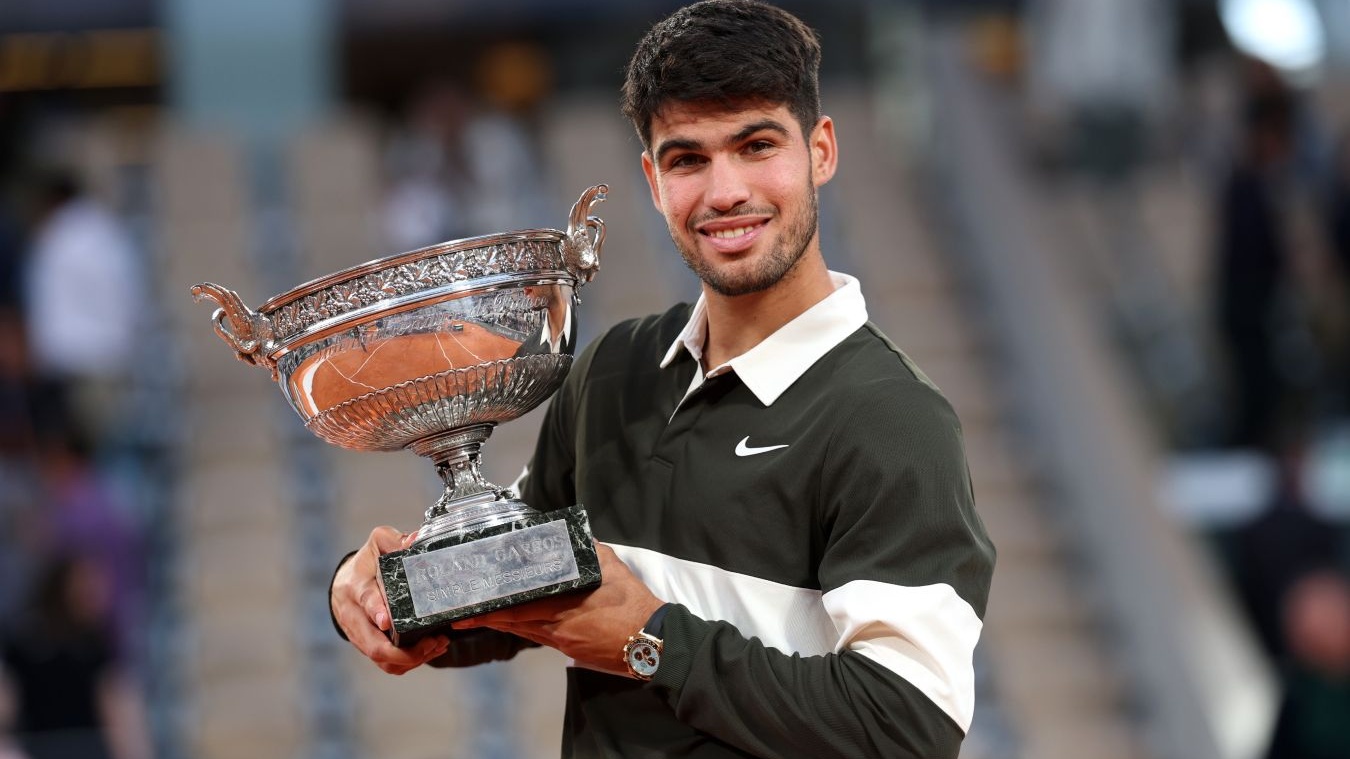 karlos-alkaras-poluchil-trofej