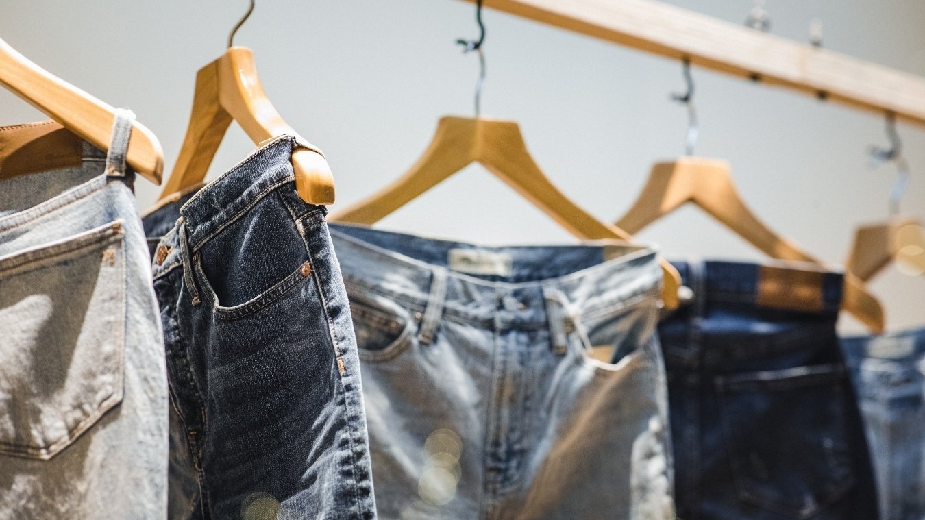 Из старых джинсов можно сделать самые модные брюки сезона — и это почти ничего не стоит