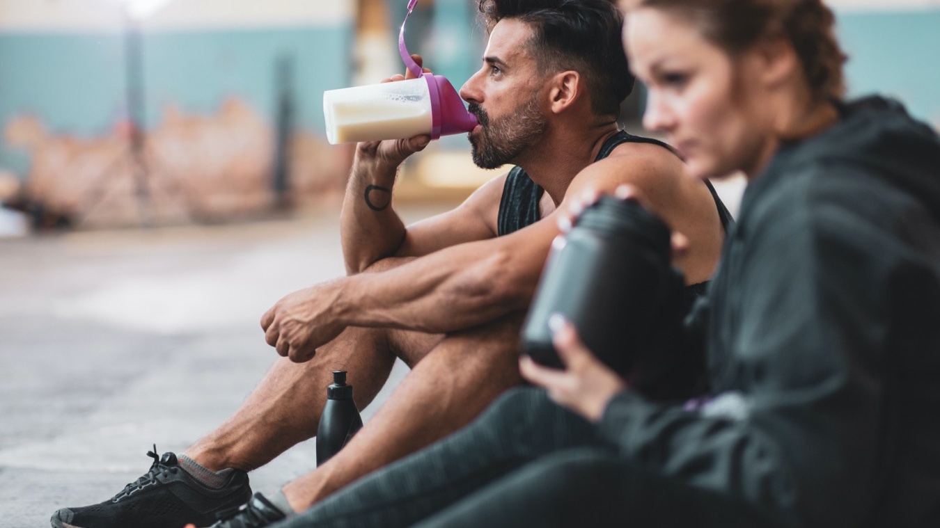 Когда нужно пить протеиновый коктейль: до или после тренировки?