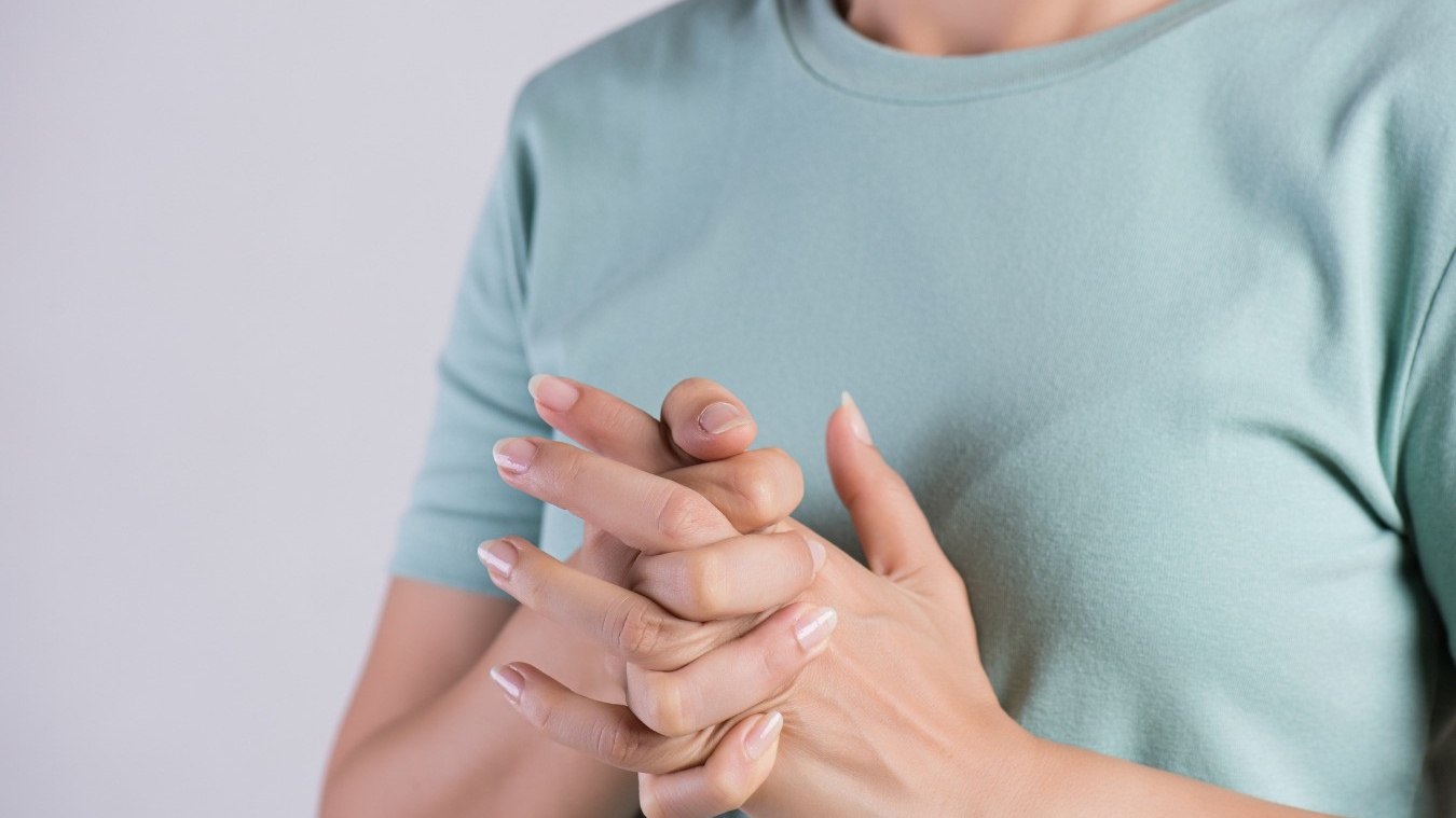 Почему люди хрустят пальцами: причины и последствия