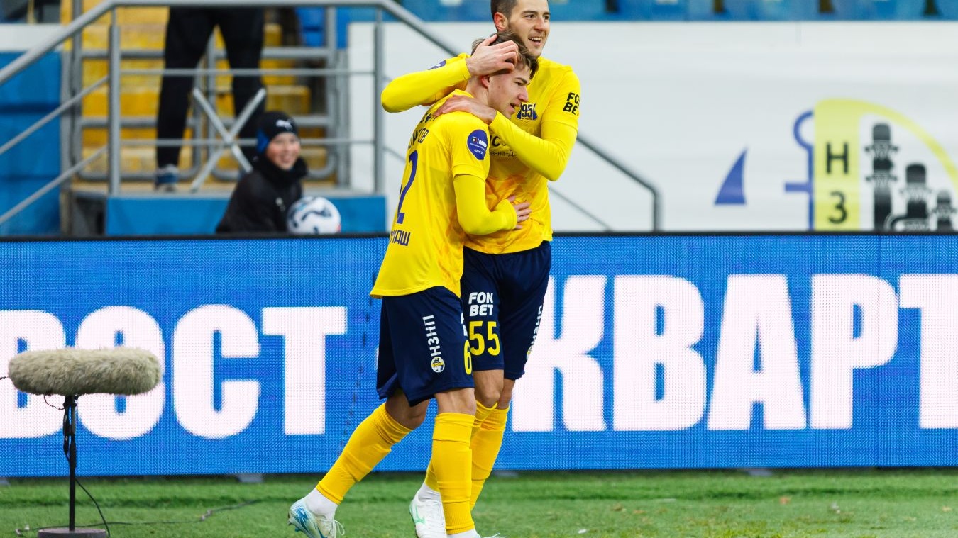 Sohilda yalangoch qizlar yotibdi Gulkevichining fohishalari