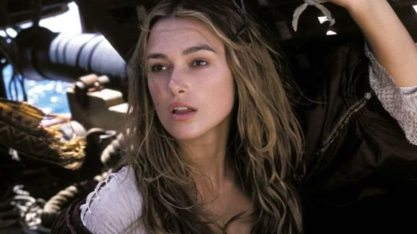 Ол көшеде колготкиін шешіп алды