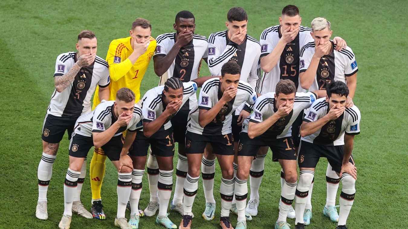В сборной Германии объяснили жест с закрытыми ртами перед матчем ЧМ-2022 - Чемпионат