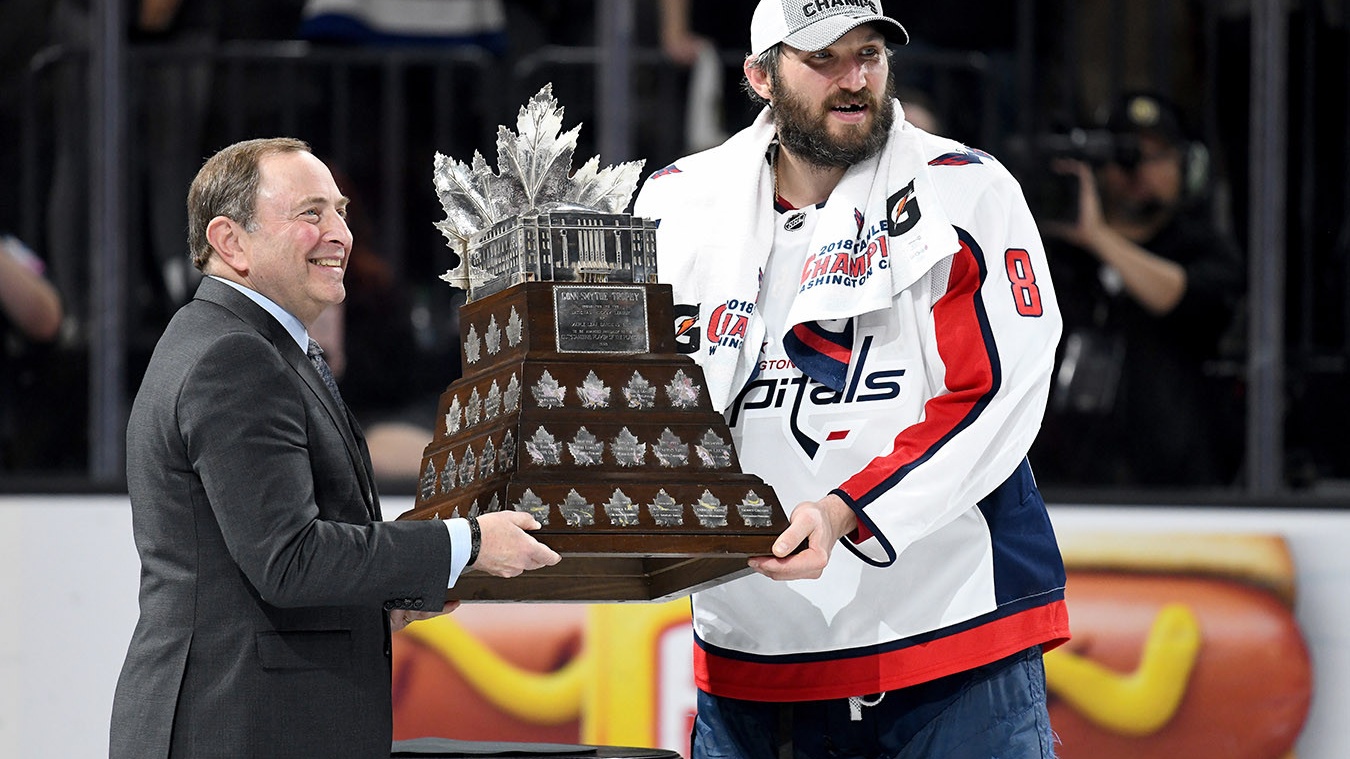 В Канаде предложили переименовать один из трофеев НХЛ, считают, он назван в  честь расиста - Чемпионат