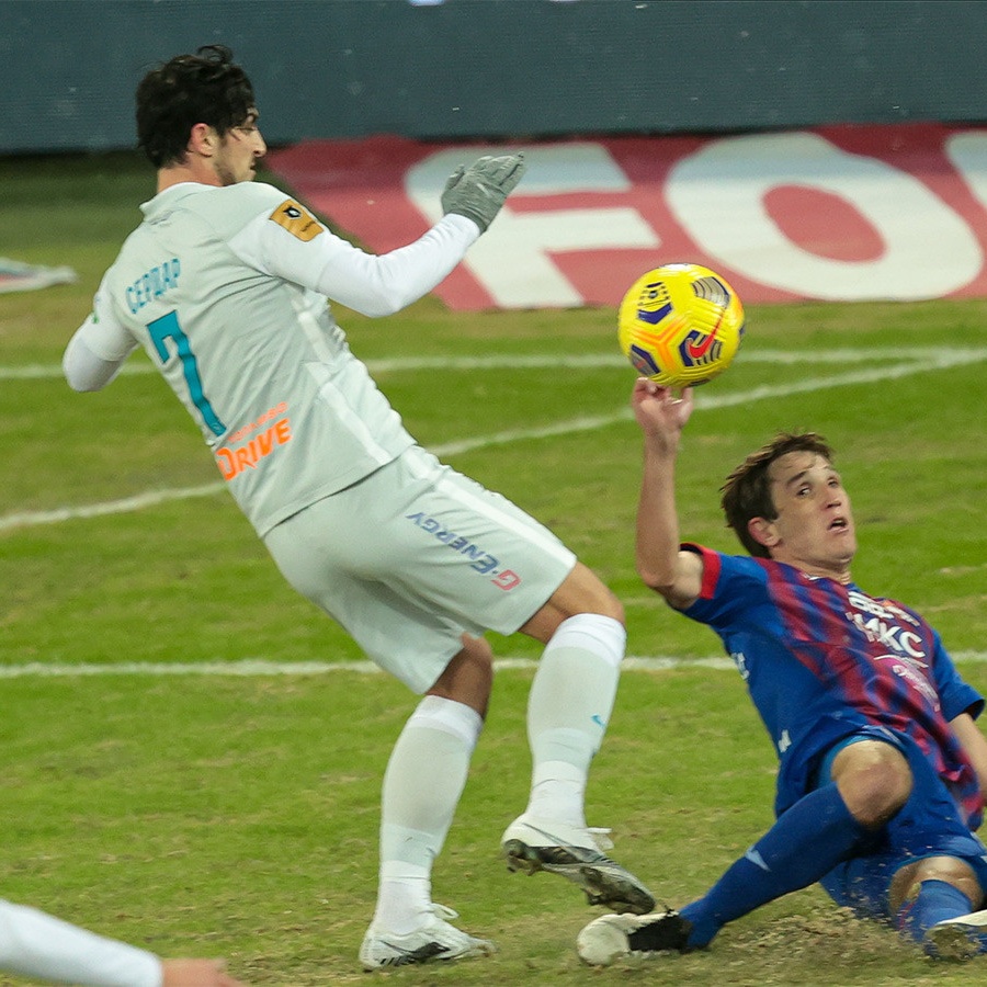 https www championat com football article 4297297 cska zenit 2 3 razbor sudejstva s igorem fedotovym ruka u fernandesa udalenie ahmetova html