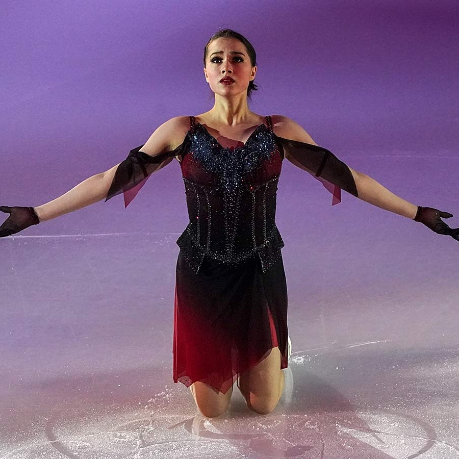 Алина Загитова упала на показательном выступлении в Москве. Видео – в какой  она форме, реакция зрителей - Чемпионат