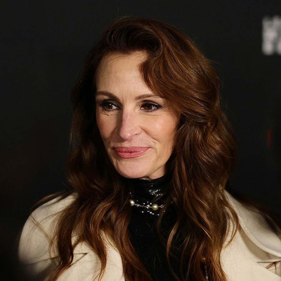 Дөңгелек кеуделері бар жыныстық қатынас Жалаңаш Марди Грас фестивалінің бейнесі