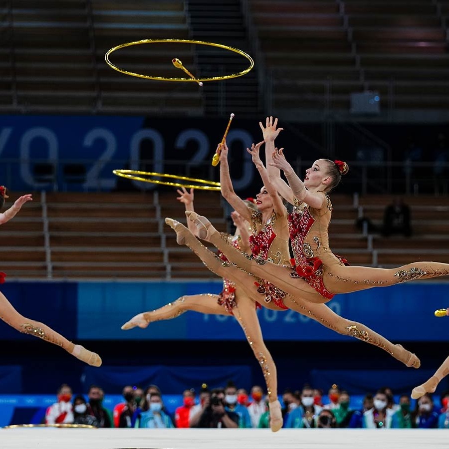 Россия завоевала серебро в групповом многоборье в соревнованиях по художественной  гимнастике на ОИ-2021 - Чемпионат