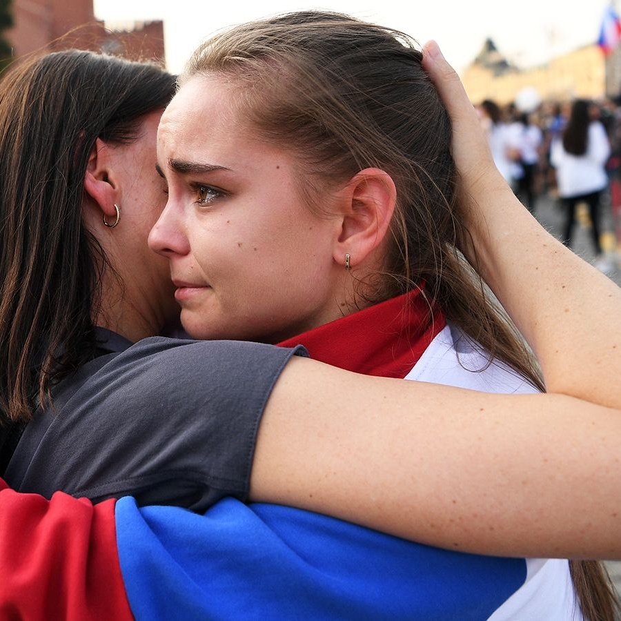 Девушка подвернула ногу, а незнакомец помог ей забыть о боли