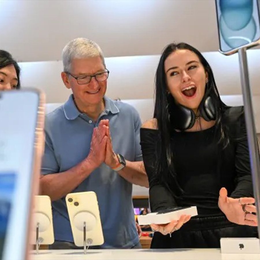 Тим Кук посетил Apple Store в Нью-Йорке на старте продаж iPhone 15 -  Чемпионат