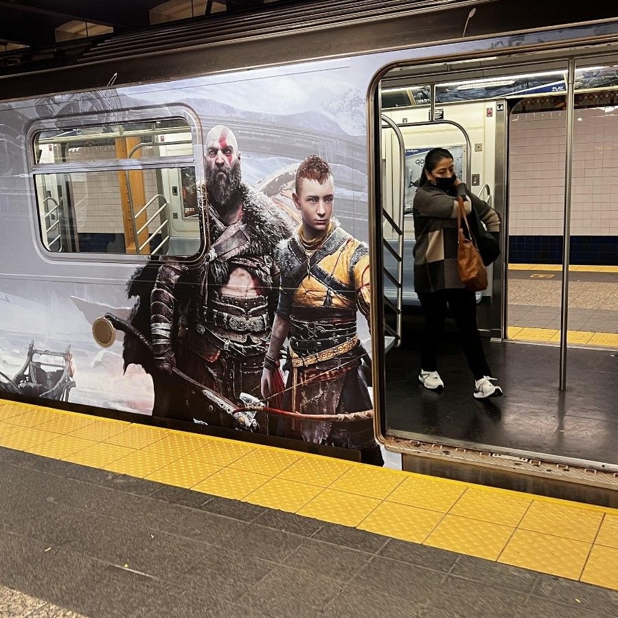 Фото: красочная реклама God of War Ragnarok в метро - Чемпионат