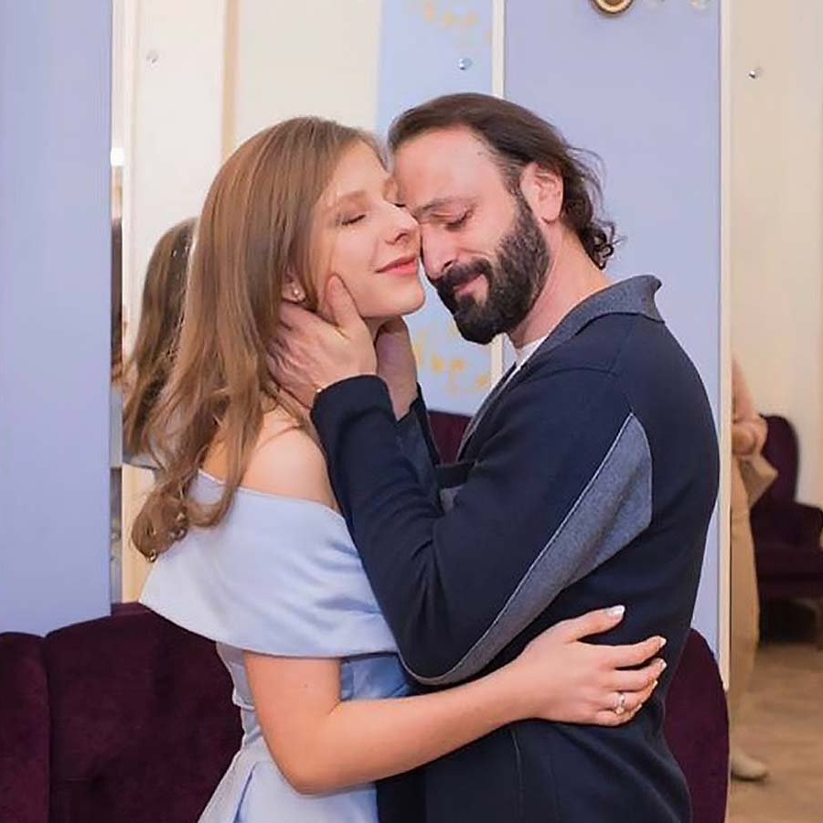 Шұлықтағы аққұба порно