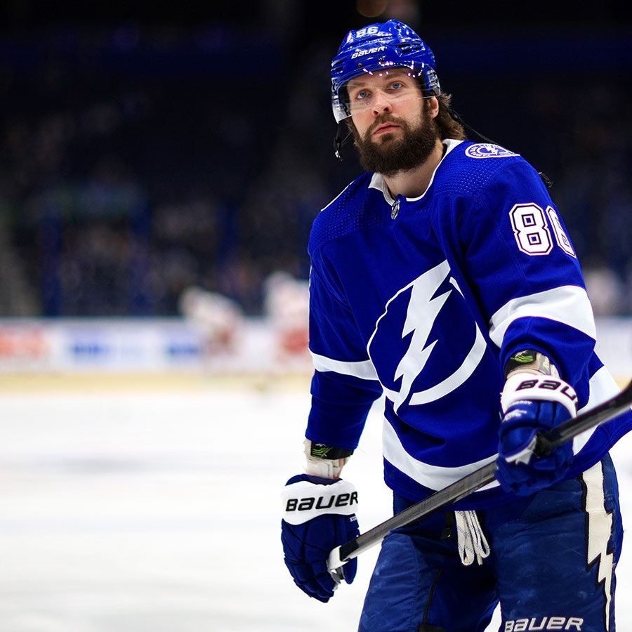 https://img.championat.com/c/900x900/news/big/l/p/kucherov-luchshij-krajnij-napadayuschij-nhl-po-versii-espn-panarin-i-kaprizov-v-top-10_1708498842233344138.jpg