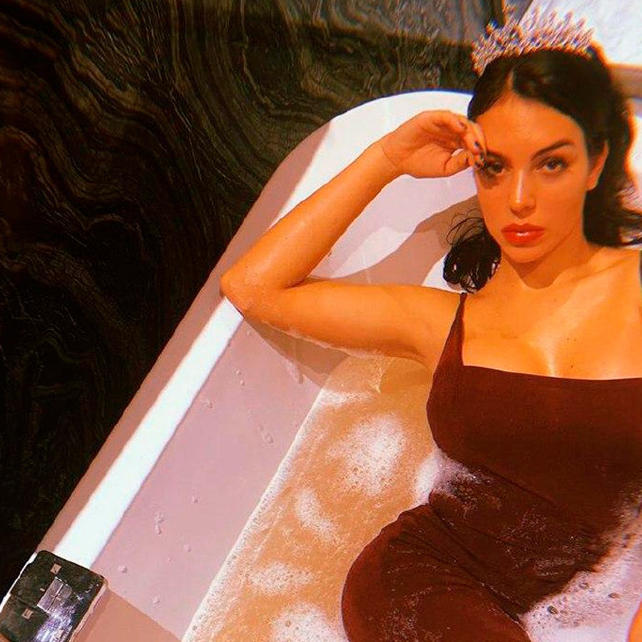 Фото папарацци VS снимки в соцсетях: как Джорджина Родригес выглядит в купальнике?