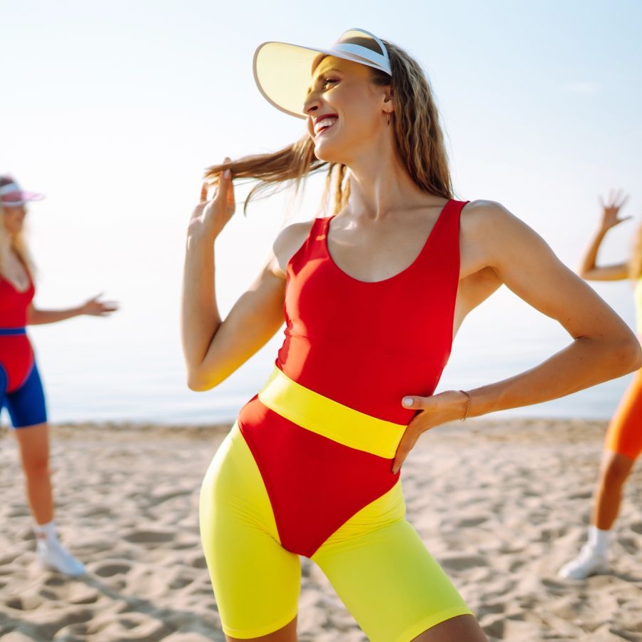 Үйде жалаңаш серуендеу видео