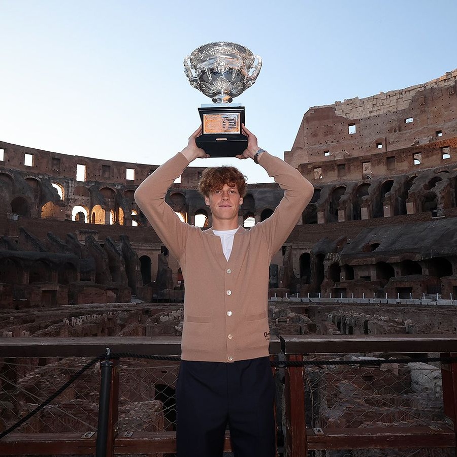 Янник Синнер провёл фотосессию с трофеем Australian Open на фоне Колизея -  Чемпионат