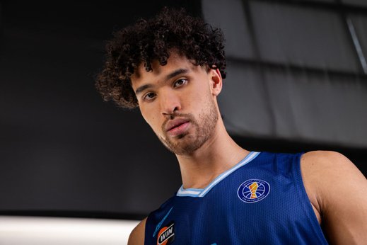 «Впечатляет, что Россия сохраняет моральные принципы и ценности». Интервью с Джузэнгом