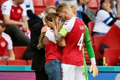 Кристиана Эриксена спасали на поле