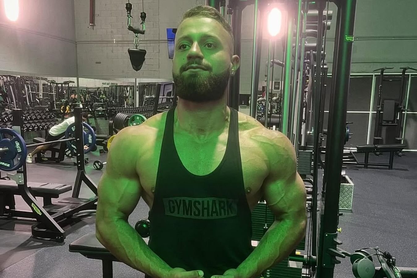 Блогер залез в двигатель самолёта